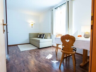 Auerhahn Wohnzimmer mit Zirbenbett aus dem Mölltal