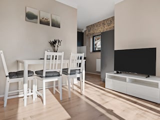 Wohnzimmer mit SmartTV und Essbereich