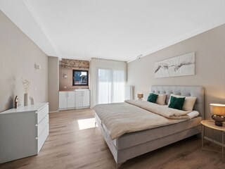 Schlafzimmer 1 mit Kommode