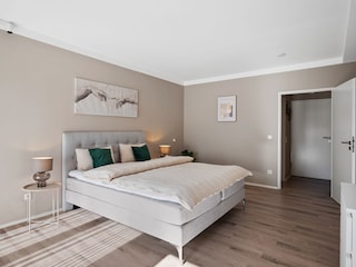 Geräumiges Schlafzimmer mit Kingsize-Doppelbett