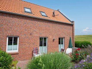 Terasse und leiner Garten mit Blick auf den Deich