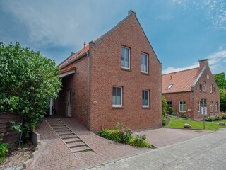 Außennsicht. mit Parkplatz vor dem Haus