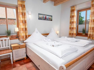 Schlafzimmer im Erdgeschoss mit Doppelbett