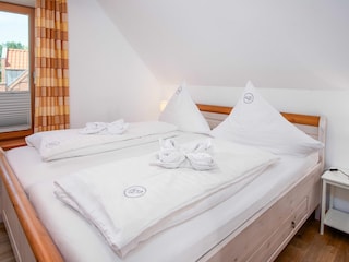 Zweites Schlafzimmer mit Doppelbett im Obergeschoss