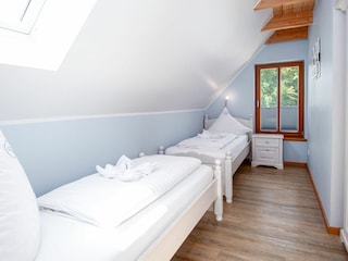 Drittes Schlafzimmer mit zwei Einzelbetten