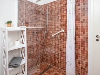 Badezimmer im Erdgeschoss mit ebenerdiger Dusche