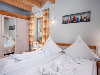 Schlafzimmer im Erdgeschoss mit Doppelbett