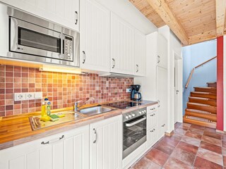 Helle Küche mit Aufgang zum OG