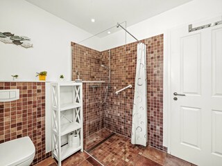 Helles Tageslicht-Badezimmer