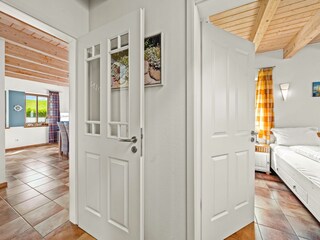 Blick auf Essbereich sowie ein Schlafzimmer