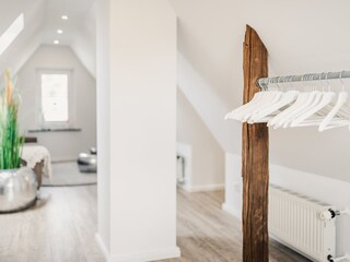 Wohnbereich mit Kleideraufhängung