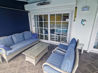 Bequeme Sitzgarnitur vor dem Pool