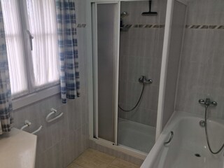 Bad mit Wanne + Dusche