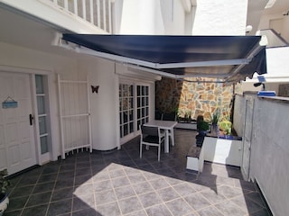 Sitzplatz mit direkten Zugang zum Esszimmer und Küche