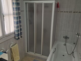 Erstes Badezimmer mit direktem Zugang zum Schlafzimmer