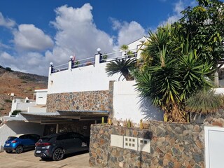 Ihr überdachter Parkplatz, links wo das blaue KFZ steht