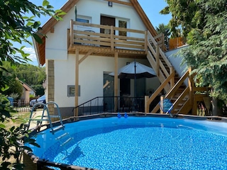 Schöner Swimmingpool im Garten