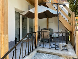 Terrasse mit Treppenaufgang zum Dachgeschoss