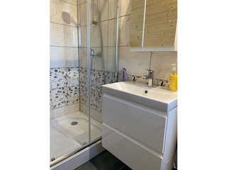 Große Glasdusche im Badezimmer des Dachstudios