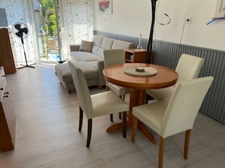 Großes Wohnzimmer im Erdgeschoss