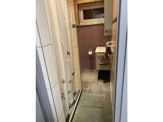 Badezimmer mit Dusche im Erdgeschoss