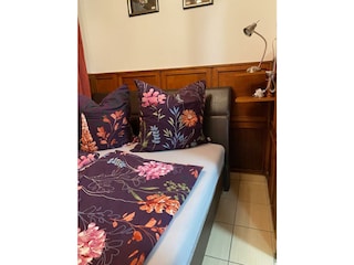 Schlafzimmer mit 160cm Boxspringbett im Erdgeschoss