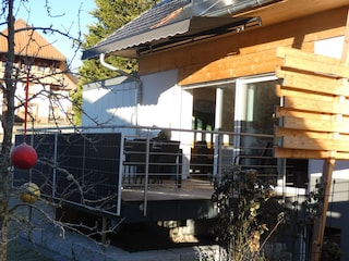 Terrasse mit Gartenstühlen , Tisch und Gasgrill