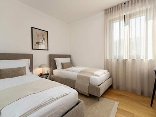 Schlafzimmer mit zwei einzelbetten
