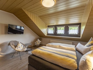 Schlafzimmer mit Fernseher