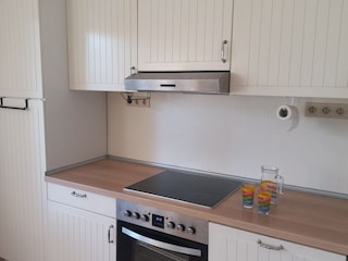 Vollausgestattete Küche mit GS, BO, KS und Ceran