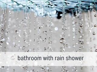 Badezimmer mit Regendusche
