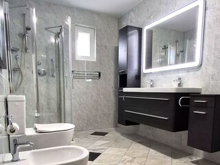 Bad mit Bidet, WC, Dusche und Doppelwaschtisch