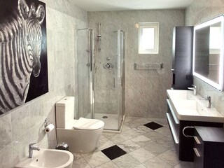 Bad mit Bidet, WC, Dusche und Doppelwaschtisch