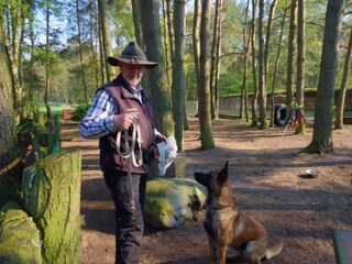 Hundetrainer auf dem Hundeparcour im Feriendorf
