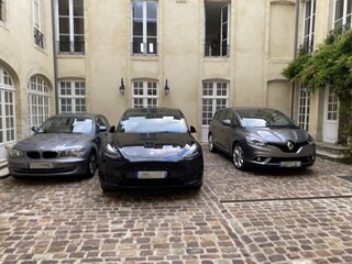 ein sicherer Parkplatz für mindestens drei Autos