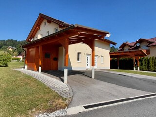 2 Parkplätze, 1 unter dem Carport und 1 daneben