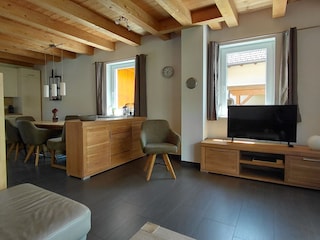 Das Wohnzimmer mit Essbereich