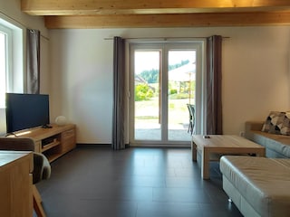 Blick vom Wohnzimmer auf den Garten