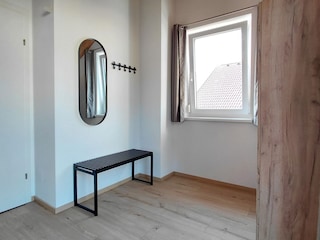 Bank und Spiegel im Schlafzimmer