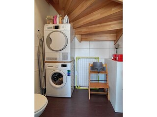 Stauraum mit Waschmaschine, Wäschetrockner und Toilette