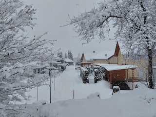 Blick auf die Straße im Winter