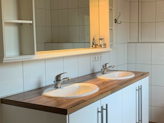 Badezimmer mit Dusche EG