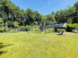 Gartenansicht mit Ferienhaus und Hot Tub