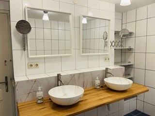 Modernes Bad mit Doppelwaschbecken.