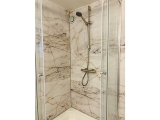 Moderne Dusche mit Marmoroptik.