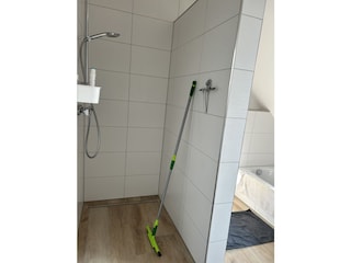 Dusche im Badezimmer oben