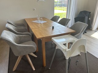 Essecke in Wohnzimmer mit offener Küche