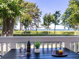 Ihr schöner Seeblick vom möblierten Balkon.