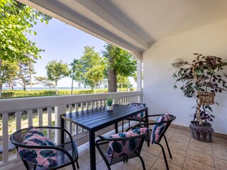 Ihr schöner Seeblick vom möblierten Balkon.