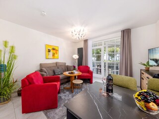 Der Wohnbereich  mit Austritt zum Balkon.